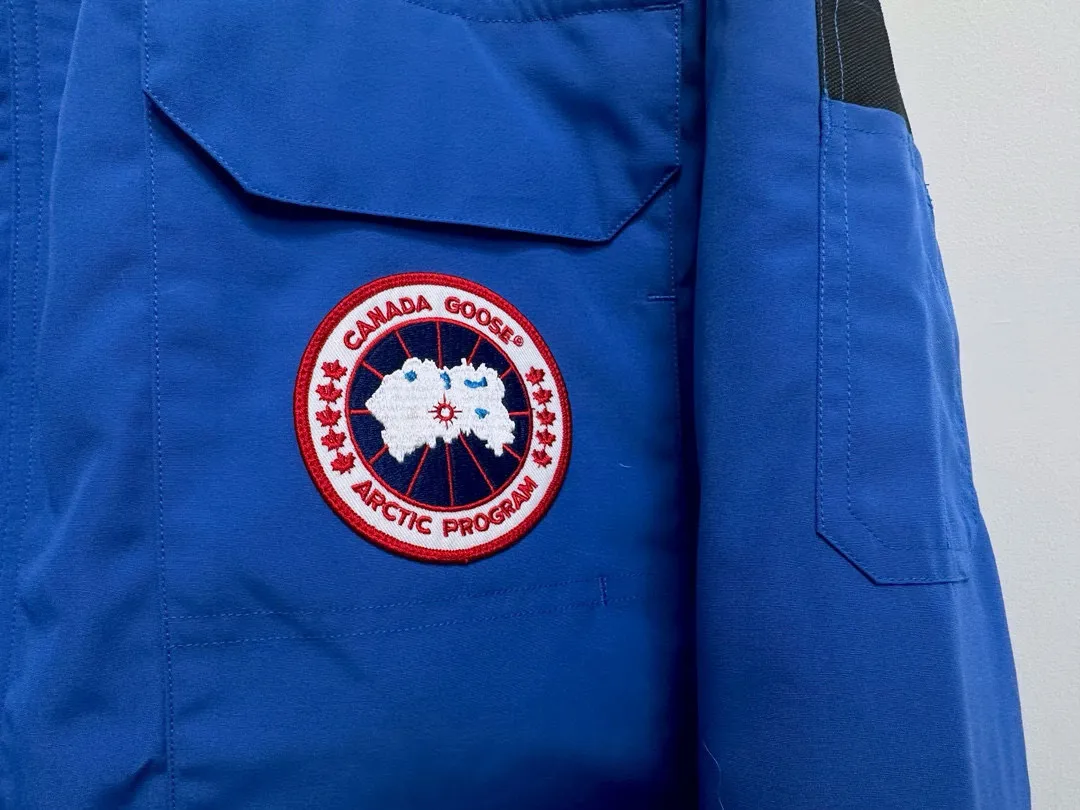 P780 Top Purchasing Version (Wolf Hair Optional) 🇨🇦CANADA GOOES 24 new models 08 models/couple models Factory direct supply: supplying global purchasing agents, micro-business, entities, Tmall, high-end stalls and studio cooperation, free shipping! Canada Goose Expedition Parka 2008 is the same style for men and women. It is mid-length and the most timeless classic. All Arctic and Antarctic scientific expedition teams choose Canada Goose as their cold-proof equipment. It is the Rolls-Royce of down jackets. ➖ Industry-leading anti-counterfeiting chip sensing. ➖ Imported Behringer embroidery machines and customized embroidery labels, the highest level and industry leading. ➖ Imported Korean 21-count polyester-cotton blended original fabric, TC85 waterproof coated fabric, water-repellent, windproof and wear-resistant. ➖ The new national standard 80 white duck down is filled with an average of 520 grams of down. The amount of down filled is industry-leading. ➖ 100% nylon lining with double double-layer sealing design to prevent velvet running, and seamless thread design on the cuffs! ➖ Western Canadian Green Wolf Collar. ➖ Yoshida YKK provides original factory-customized electroplated sliders. YKK two-way lockable zippers are tight and smooth and do not peel off paint. ➖ 3M composite Velcro is durable and the accessories and hardware are all custom-made. Note: Our copywriting is only simple and clear. Instead of bragging about the copywriting, it is better to compare and understand with samples. Only for the purest goose, the most dedicated, the most professional, the highest quality, the highest cost performance!  Size:XS-XXL